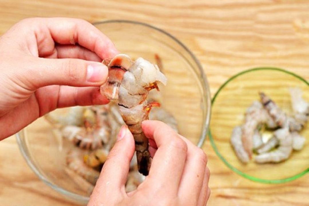 Cần cẩn thận trong bước sơ chế trước khi nấu cháo tôm cho bé