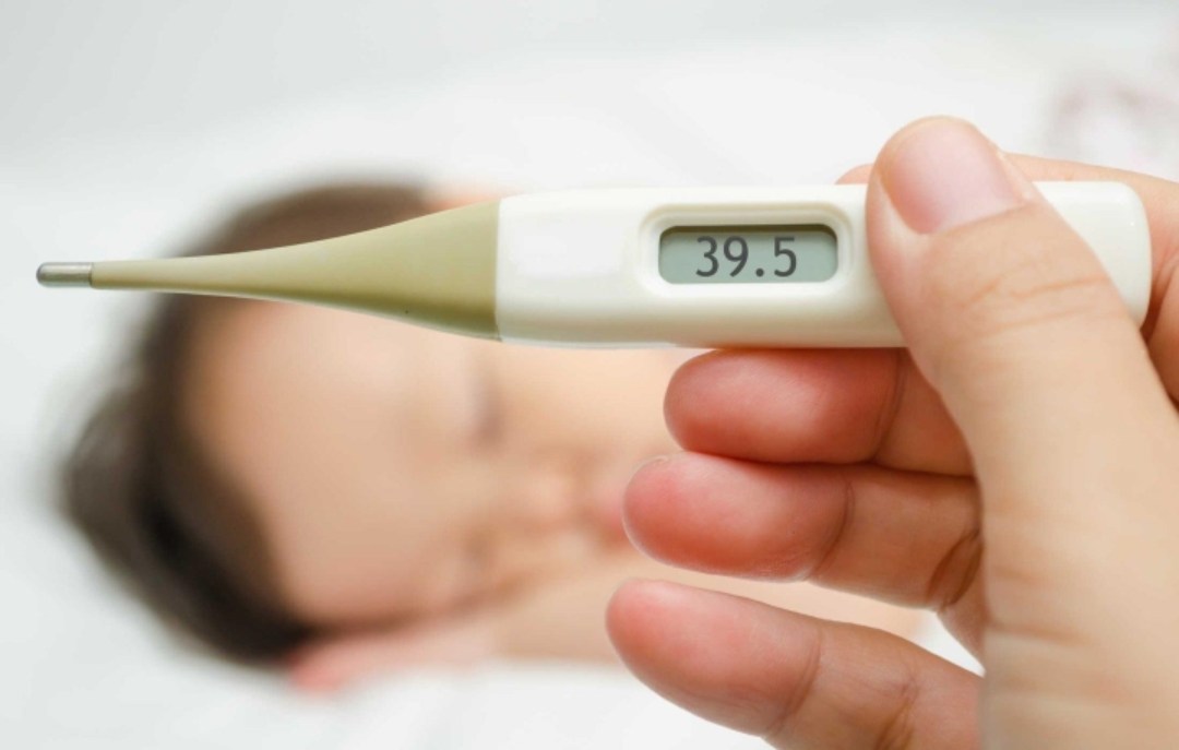 Theo dõi thường xuyên nhiệt độ cơ thể của trẻ khi mắc sốt phát ban