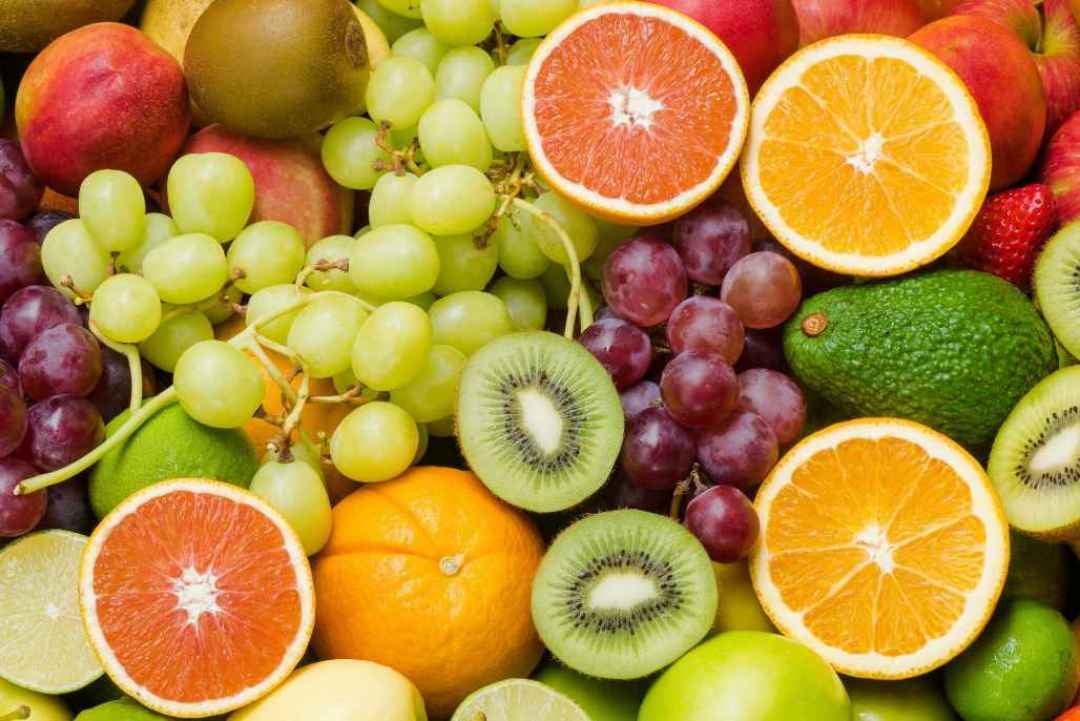 Ăn trái cây bổ sung vitamin giúp trẻ hạ nhiệt và nhanh khỏi bệnh