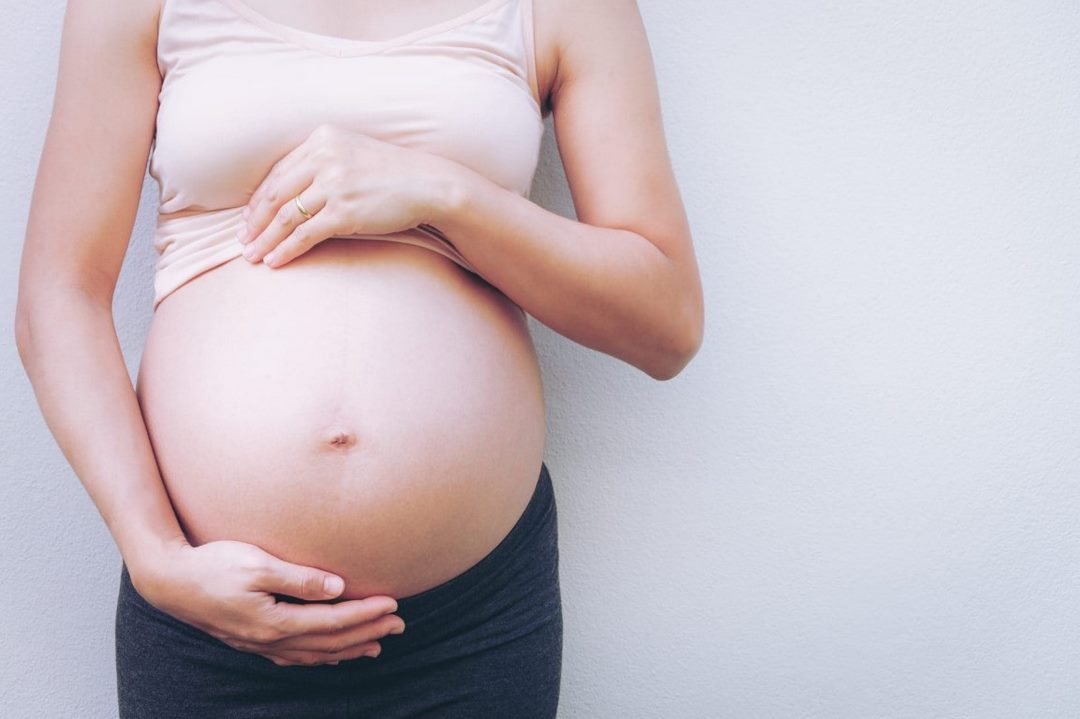 Mang thai ngoài tử cung thử que được không?