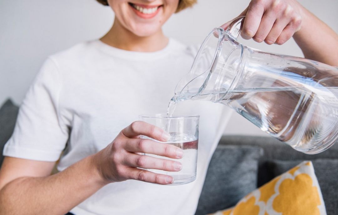Cách giảm ốm nghén bằng cách uống nhiều nước